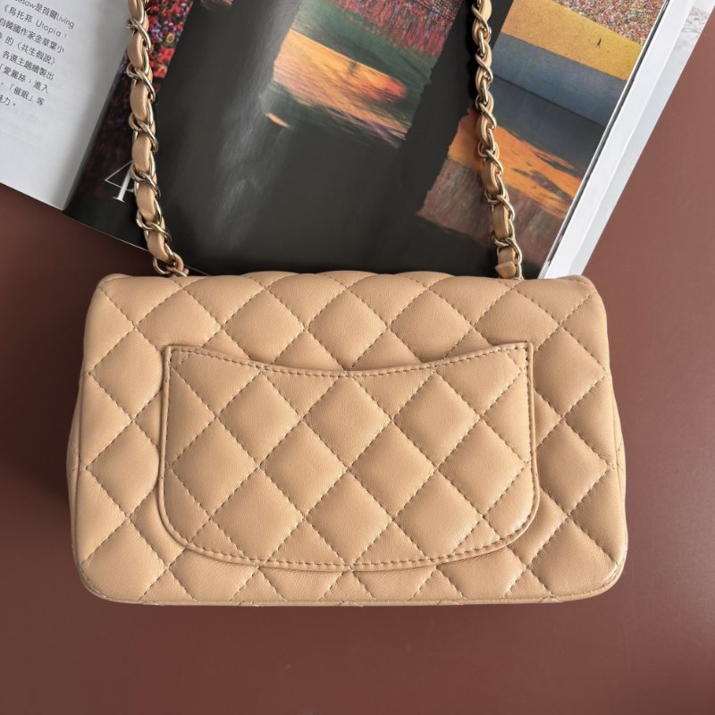 Mini CF 20 經典迷你口蓋包 ::CHANEL:: 奶茶色羊皮菱格紋淡金雙C方胖子斜背鍊包 口蓋包 Classic Flap 20cm Mini Bag-3