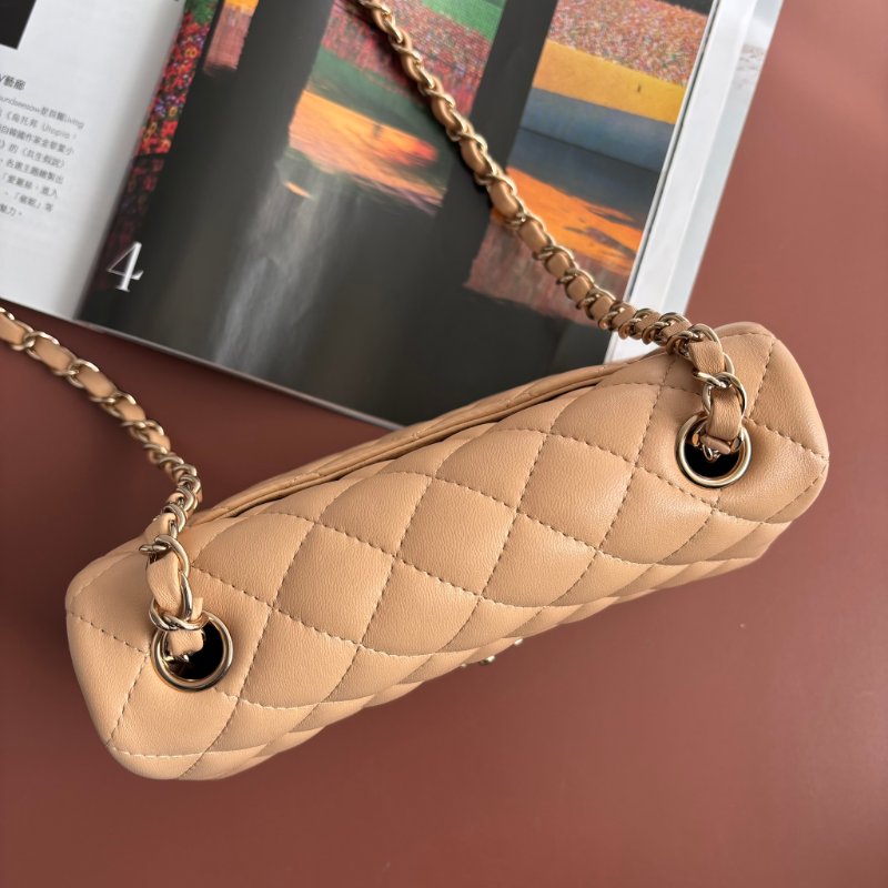 Mini CF 20 經典迷你口蓋包 ::CHANEL:: 奶茶色羊皮菱格紋淡金雙C方胖子斜背鍊包 口蓋包 Classic Flap 20cm Mini Bag-4