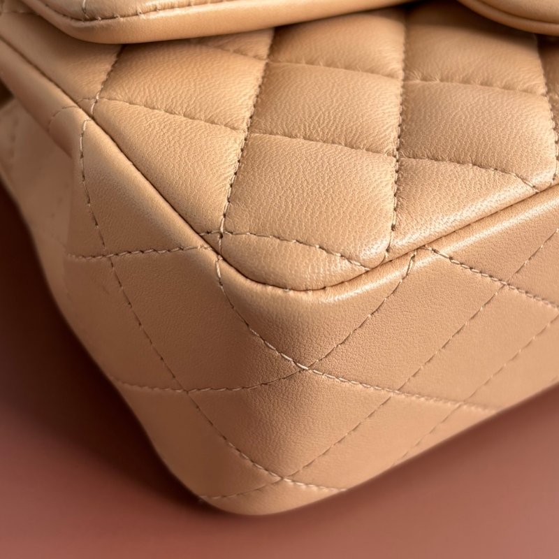 Mini CF 20 經典迷你口蓋包 ::CHANEL:: 奶茶色羊皮菱格紋淡金雙C方胖子斜背鍊包 口蓋包 Classic Flap 20cm Mini Bag-6