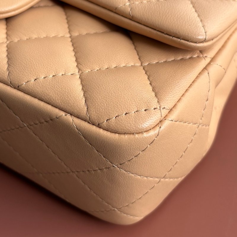 Mini CF 20 經典迷你口蓋包 ::CHANEL:: 奶茶色羊皮菱格紋淡金雙C方胖子斜背鍊包 口蓋包 Classic Flap 20cm Mini Bag-7