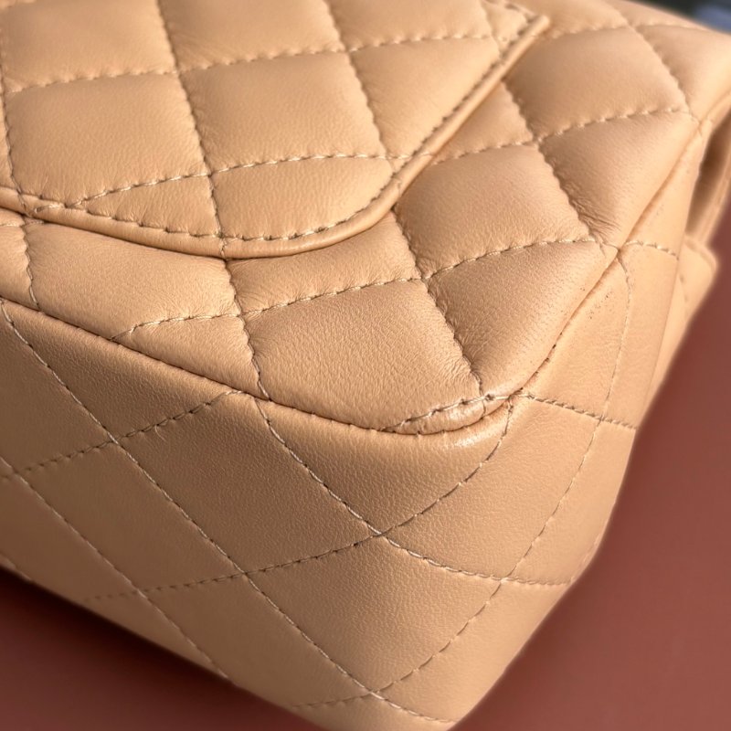 Mini CF 20 經典迷你口蓋包 ::CHANEL:: 奶茶色羊皮菱格紋淡金雙C方胖子斜背鍊包 口蓋包 Classic Flap 20cm Mini Bag-8