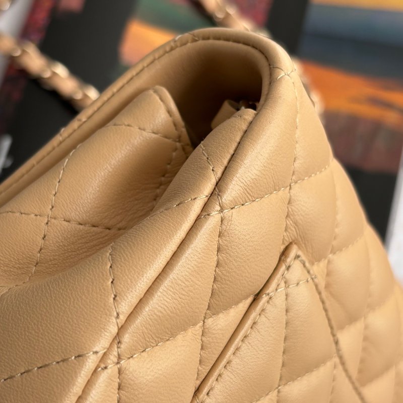 Mini CF 20 經典迷你口蓋包 ::CHANEL:: 奶茶色羊皮菱格紋淡金雙C方胖子斜背鍊包 口蓋包 Classic Flap 20cm Mini Bag-12