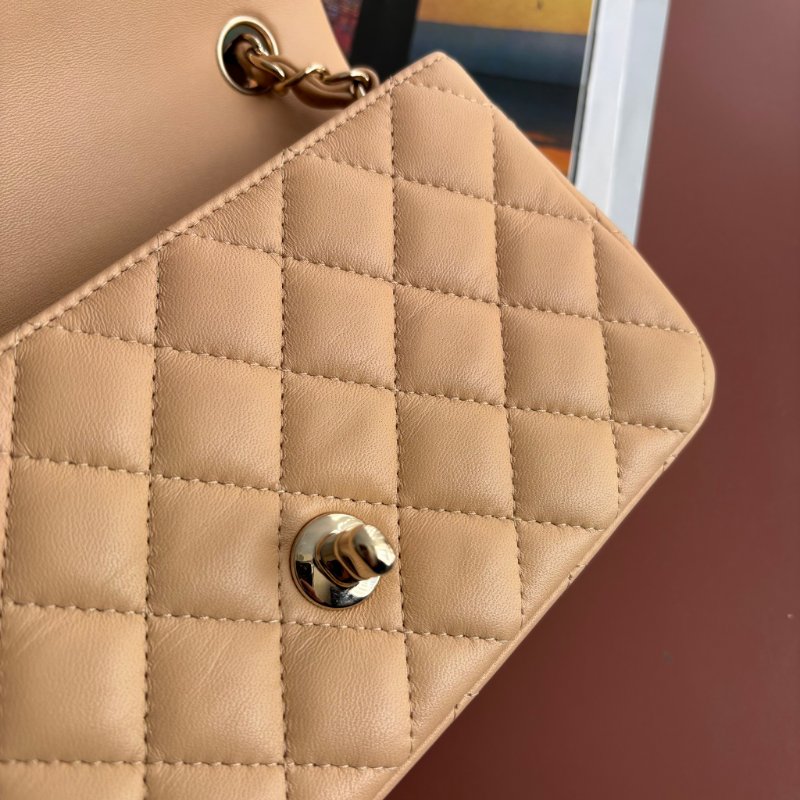 Mini CF 20 經典迷你口蓋包 ::CHANEL:: 奶茶色羊皮菱格紋淡金雙C方胖子斜背鍊包 口蓋包 Classic Flap 20cm Mini Bag-15