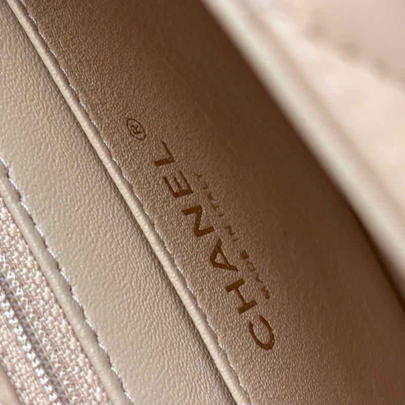 Mini CF 20 經典迷你口蓋包 ::CHANEL:: 奶茶色羊皮菱格紋淡金雙C方胖子斜背鍊包 口蓋包 Classic Flap 20cm Mini Bag-18