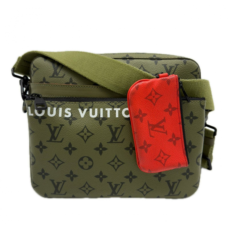 路易威登 Monogram Trio Messenger M23783 男士雙肩包，卡其色和紅色塗層帆布材質-0