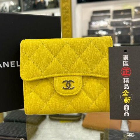 東區正精品㊣CHANEL AP0231 香奈兒全新黃色荔皮牛皮金釦釦式後零錢袋中短夾 RZ3851