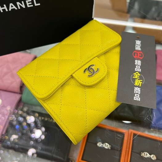 東區正精品㊣CHANEL AP0231 香奈兒全新黃色荔皮牛皮金釦釦式後零錢袋中短夾 RZ3851-5