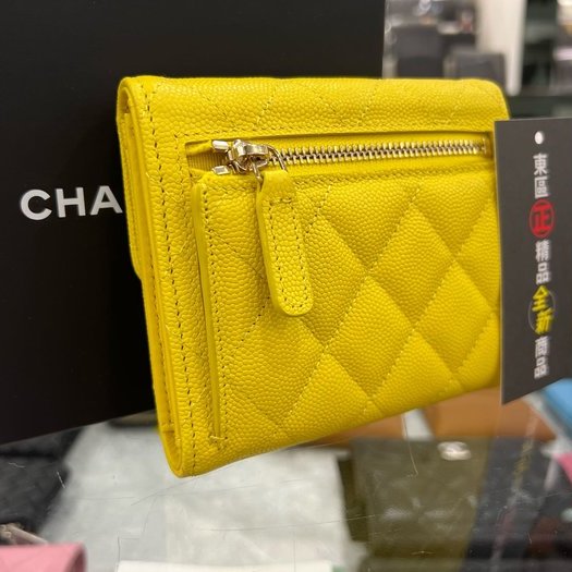 東區正精品㊣CHANEL AP0231 香奈兒全新黃色荔皮牛皮金釦釦式後零錢袋中短夾 RZ3851-7