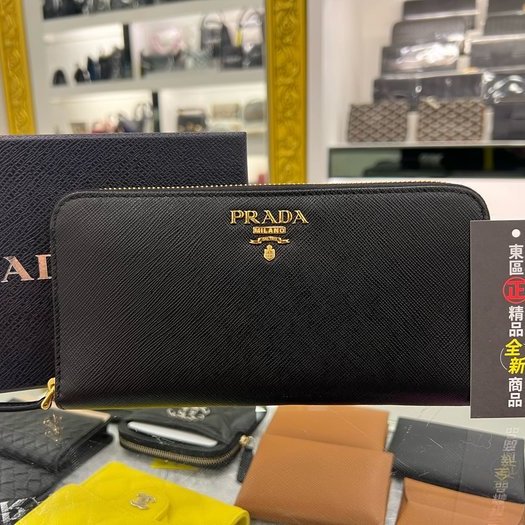 東區正精品㊣PRADA 1ML506 全新黑色防刮牛皮金字LOGOㄇ拉長夾皮夾 RZ3847-0