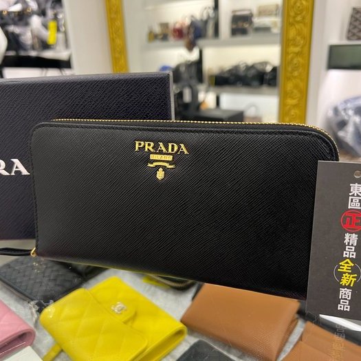 東區正精品㊣PRADA 1ML506 全新黑色防刮牛皮金字LOGOㄇ拉長夾皮夾 RZ3847-2