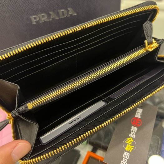 東區正精品㊣PRADA 1ML506 全新黑色防刮牛皮金字LOGOㄇ拉長夾皮夾 RZ3847-4
