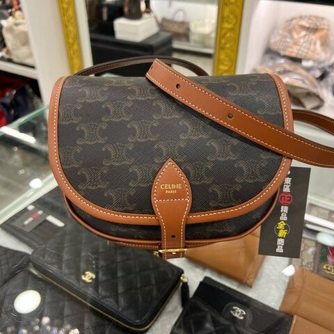 東區正精品㊣CELINE 191502BZJ 全新咖啡焦糖色凱旋門老花金釦釦式翻蓋斜背包鈴鼓包馬鞍包 RZ4226