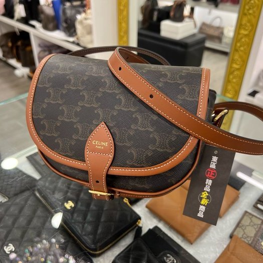 東區正精品㊣CELINE 191502BZJ 全新咖啡焦糖色凱旋門老花金釦釦式翻蓋斜背包鈴鼓包馬鞍包 RZ4226-1