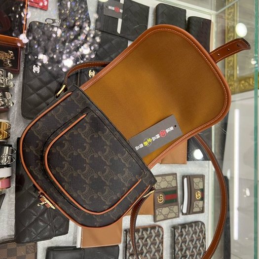 東區正精品㊣CELINE 191502BZJ 全新咖啡焦糖色凱旋門老花金釦釦式翻蓋斜背包鈴鼓包馬鞍包 RZ4226-2