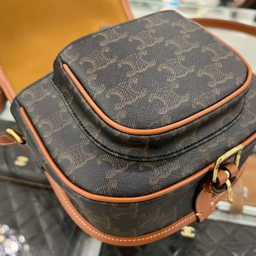 東區正精品㊣CELINE 191502BZJ 全新咖啡焦糖色凱旋門老花金釦釦式翻蓋斜背包鈴鼓包馬鞍包 RZ4226-3