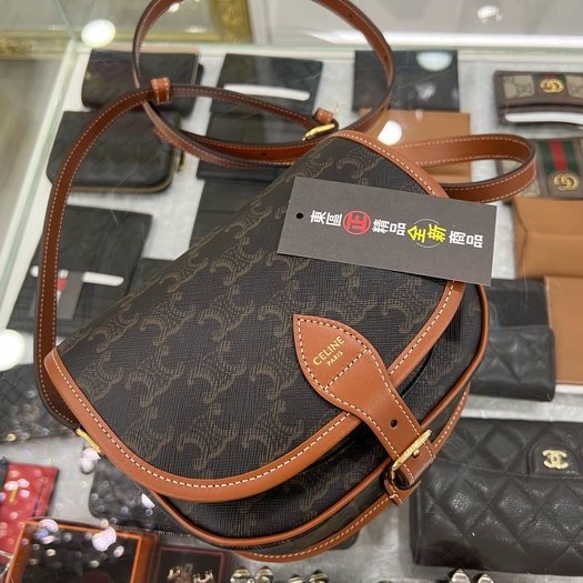東區正精品㊣CELINE 191502BZJ 全新咖啡焦糖色凱旋門老花金釦釦式翻蓋斜背包鈴鼓包馬鞍包 RZ4226-6