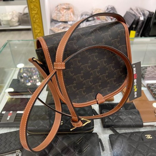 東區正精品㊣CELINE 191502BZJ 全新咖啡焦糖色凱旋門老花金釦釦式翻蓋斜背包鈴鼓包馬鞍包 RZ4226-8