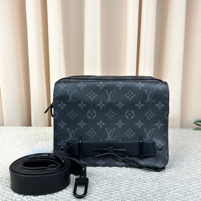 LV路易威登Steamer黑老花翻蓋郵差包 芯片款 經典黑老花配黑色皮革 金屬鏈條插銷設計 肩帶可調節 可單肩可斜挎 黑老花圖案清晰 內裡乾淨整潔 配黑色肩帶 日常通勤、商務都很實用-0