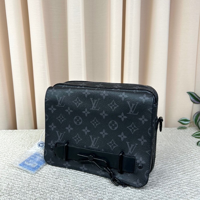 LV路易威登Steamer黑老花翻蓋郵差包 芯片款 經典黑老花配黑色皮革 金屬鏈條插銷設計 肩帶可調節 可單肩可斜挎 黑老花圖案清晰 內裡乾淨整潔 配黑色肩帶 日常通勤、商務都很實用-2