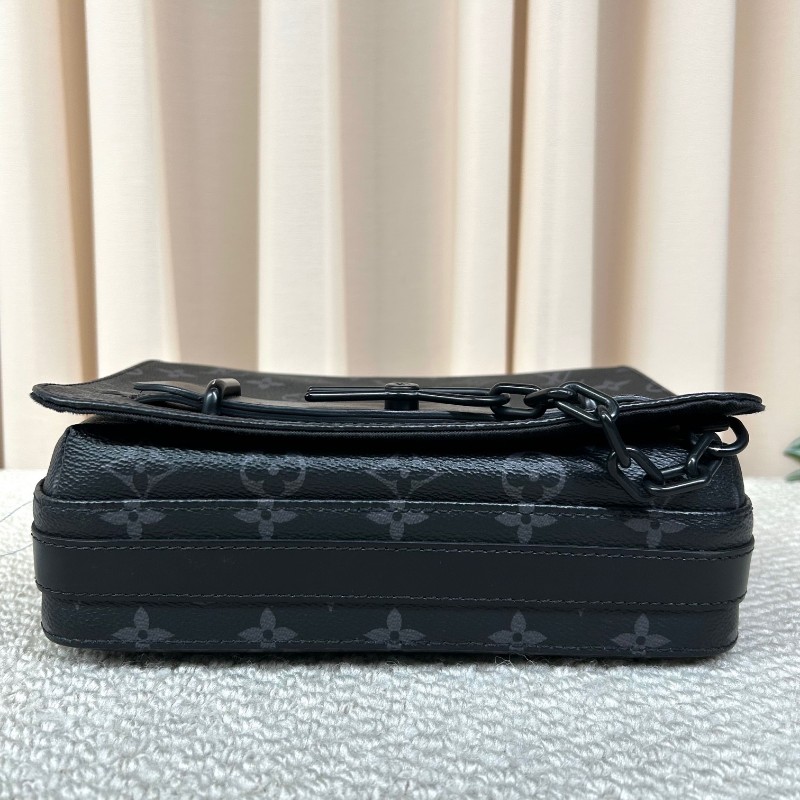 LV路易威登Steamer黑老花翻蓋郵差包 芯片款 經典黑老花配黑色皮革 金屬鏈條插銷設計 肩帶可調節 可單肩可斜挎 黑老花圖案清晰 內裡乾淨整潔 配黑色肩帶 日常通勤、商務都很實用-4