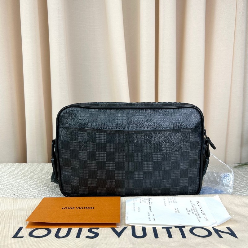 LV路易威登棋盤格郵差包 黑棋盤格配寬肩帶 可單肩可斜挎 容量實用 通勤逛街都能背 日常百搭-1