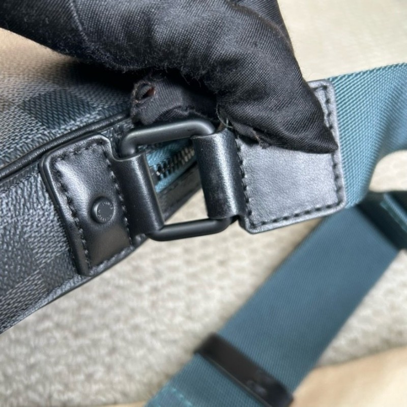 LV路易威登棋盤格郵差包 黑棋盤格配寬肩帶 可單肩可斜挎 容量實用 通勤逛街都能背 日常百搭-18