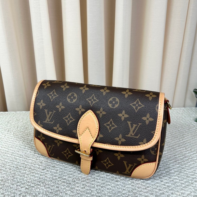 LV路易威登法棍老花經典款 雙肩帶 可單肩可斜挎可手提 容量適中 百搭不挑人 日常逛街、通勤都很實用-3