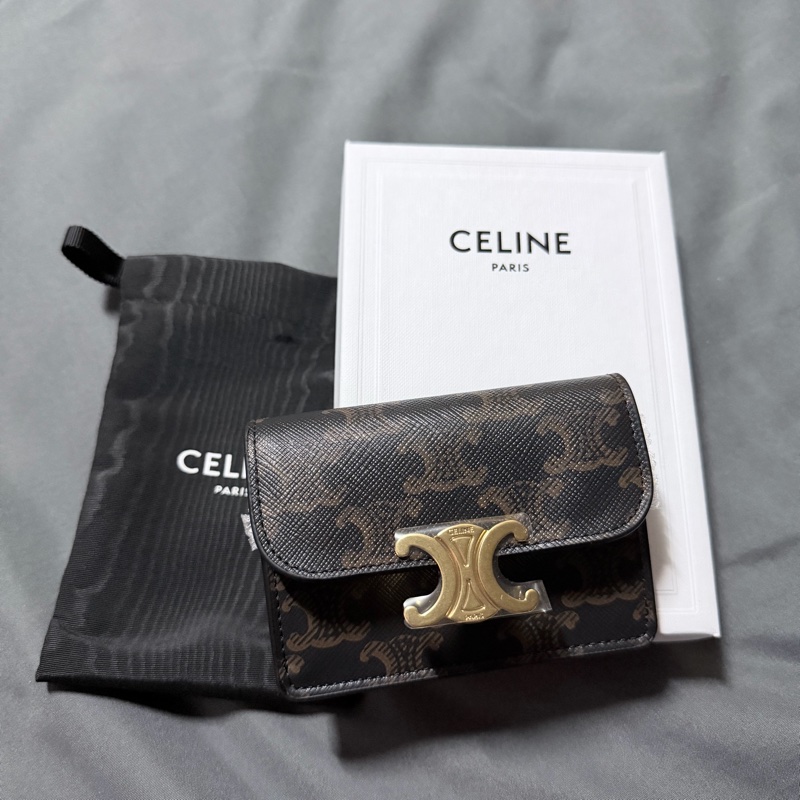 全新送禮首選😍Celine TRIOMPHE標誌印花翻蓋卡包-1