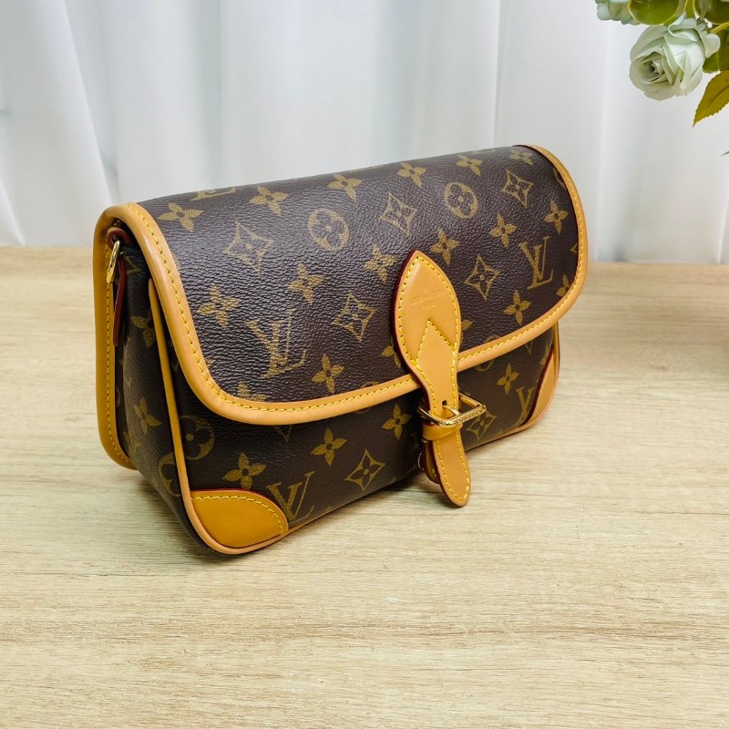 Gyj FZ 專櫃價6.9折！LV  Diane PM 經典老花 帆布塗層 腋下包法棍包手提斜挎單肩包-2