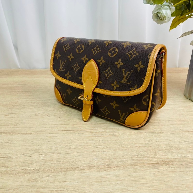 Gyj FZ 專櫃價6.9折！LV  Diane PM 經典老花 帆布塗層 腋下包法棍包手提斜挎單肩包-3