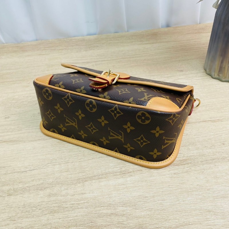 Gyj FZ 專櫃價6.9折！LV  Diane PM 經典老花 帆布塗層 腋下包法棍包手提斜挎單肩包-4