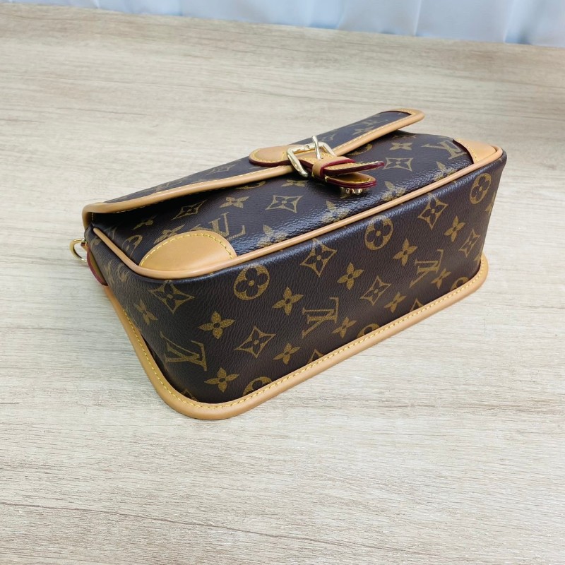 Gyj FZ 專櫃價6.9折！LV  Diane PM 經典老花 帆布塗層 腋下包法棍包手提斜挎單肩包-11