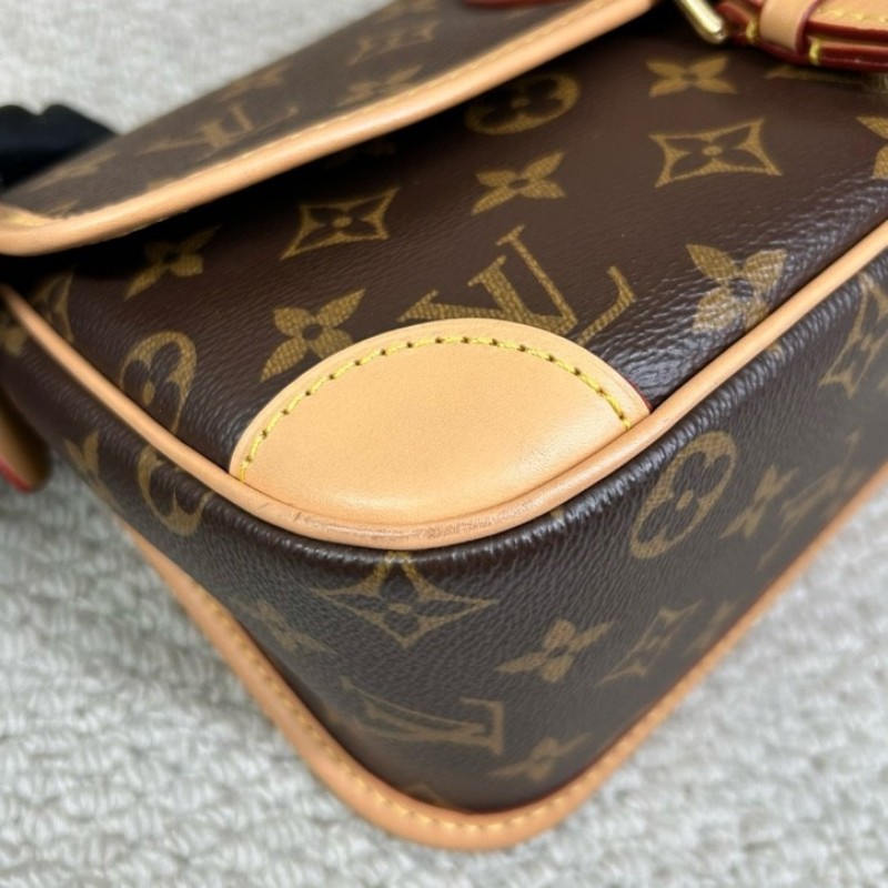 Gyj FZ 專櫃價6.9折！LV  Diane PM 經典老花 帆布塗層 腋下包法棍包手提斜挎單肩包-14