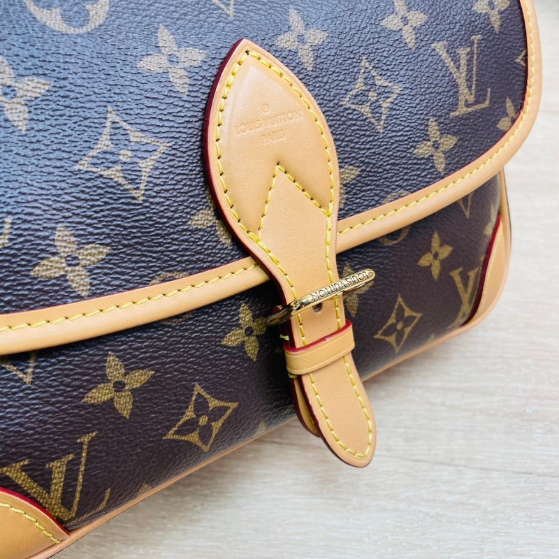 Gyj FZ 專櫃價6.9折！LV  Diane PM 經典老花 帆布塗層 腋下包法棍包手提斜挎單肩包-18