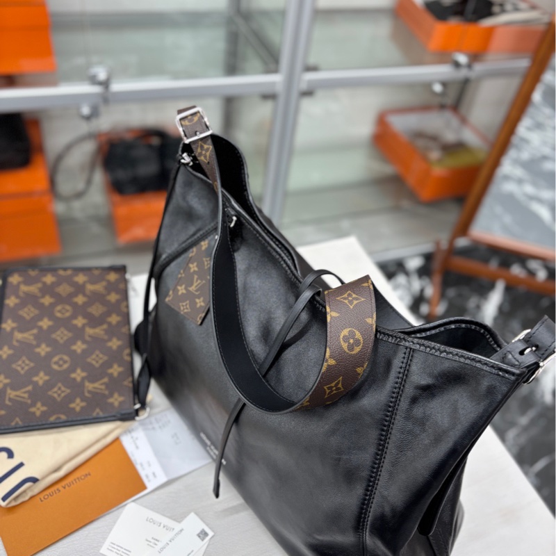 【99新】LV 黑武士中號Carryall 單肩包-1