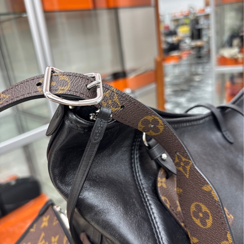 【99新】LV 黑武士中號Carryall 單肩包-2
