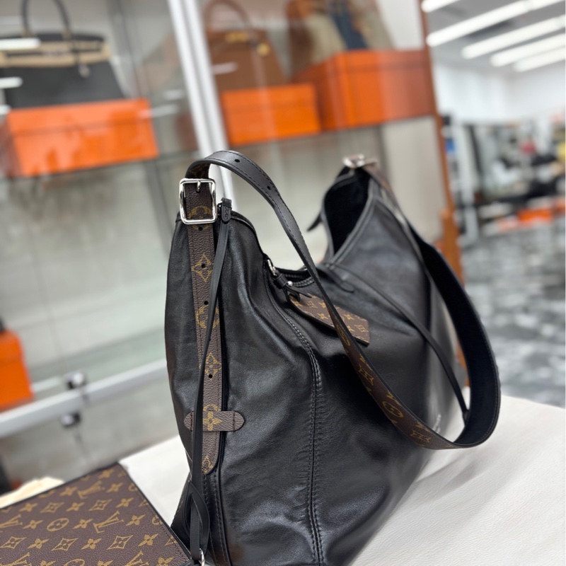 【99新】LV 黑武士中號Carryall 單肩包-3