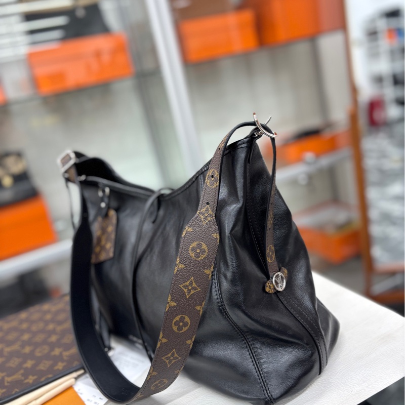 【99新】LV 黑武士中號Carryall 單肩包-4