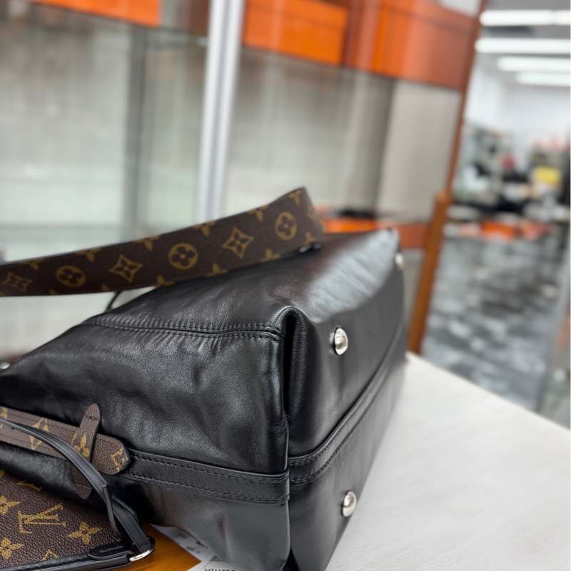 【99新】LV 黑武士中號Carryall 單肩包-5