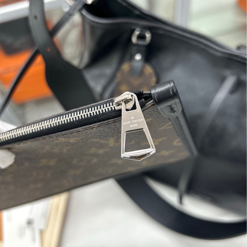 【99新】LV 黑武士中號Carryall 單肩包-9