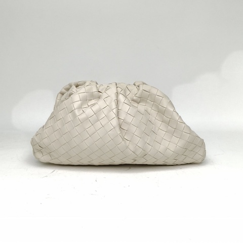 BOTTEGA VENETA Pouch雲朵包手拿包大號40白色羊皮