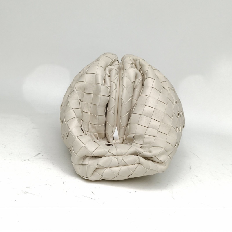 BOTTEGA VENETA Pouch雲朵包手拿包大號40白色羊皮-1