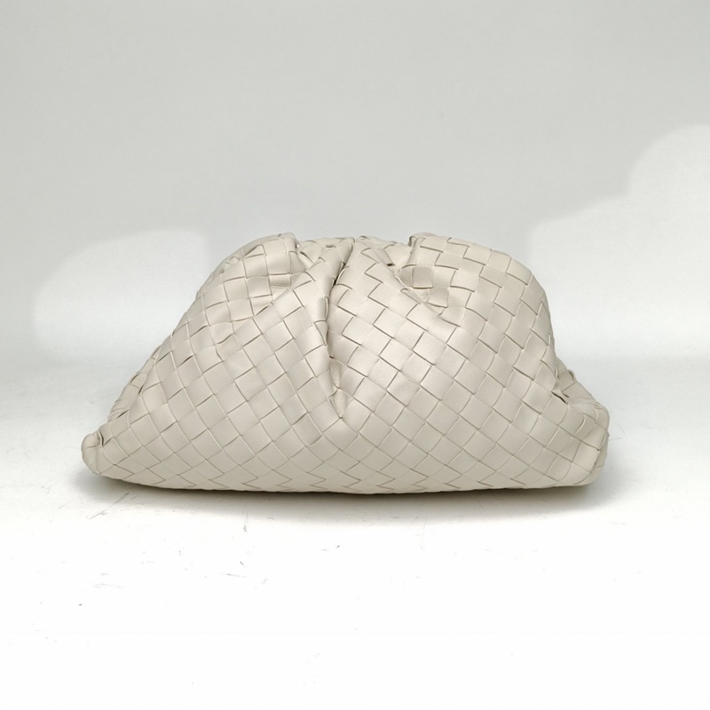BOTTEGA VENETA Pouch雲朵包手拿包大號40白色羊皮-2