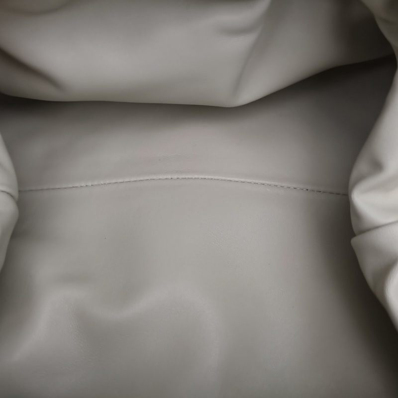 BOTTEGA VENETA Pouch雲朵包手拿包大號40白色羊皮-4