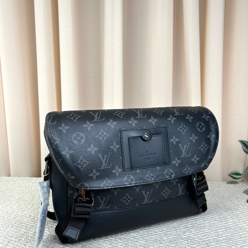 LV路易威登Voyager經典黑武士雙扣郵差包 低調卻又不普通 容量非常感人 肩帶可調節 可單肩可斜挎 商務休閒都合適-2