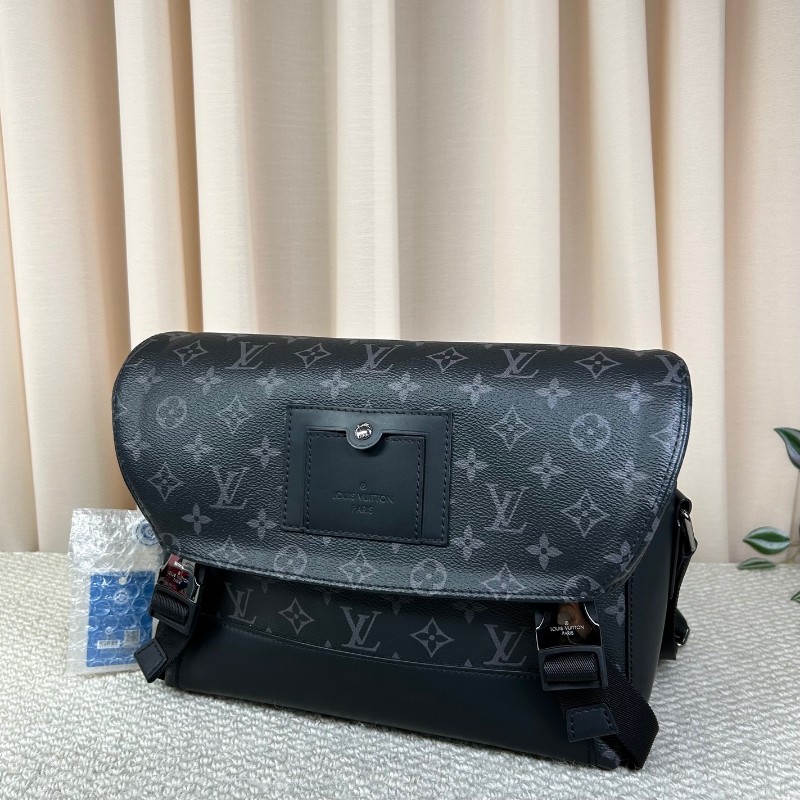 LV路易威登Voyager經典黑武士雙扣郵差包 低調卻又不普通 容量非常感人 肩帶可調節 可單肩可斜挎 商務休閒都合適-3