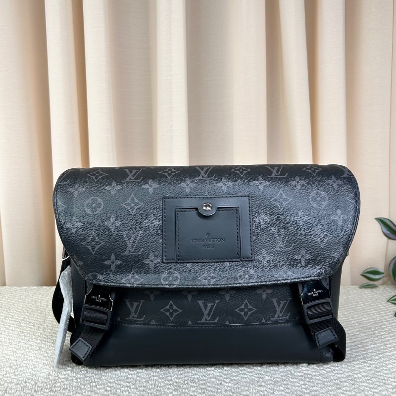 LV路易威登Voyager經典黑武士雙扣郵差包 低調卻又不普通 容量非常感人 肩帶可調節 可單肩可斜挎 商務休閒都合適-5