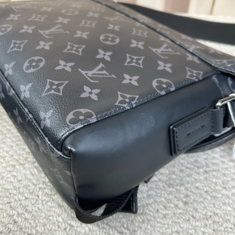 LV路易威登Voyager經典黑武士雙扣郵差包 低調卻又不普通 容量非常感人 肩帶可調節 可單肩可斜挎 商務休閒都合適-10