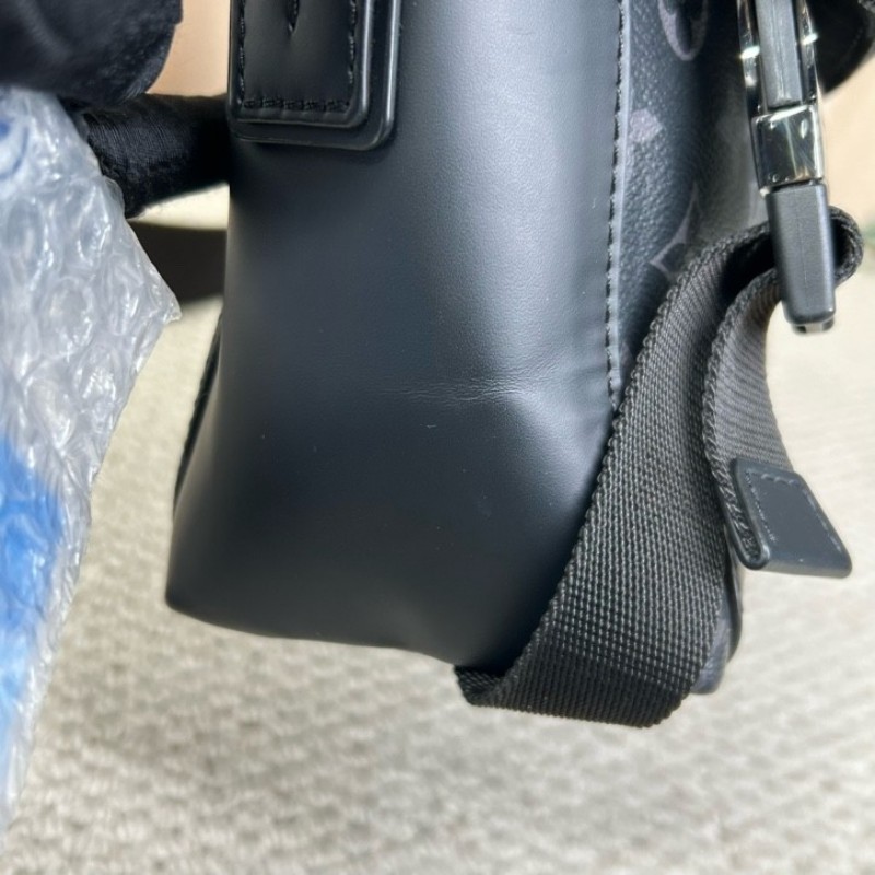 LV路易威登Voyager經典黑武士雙扣郵差包 低調卻又不普通 容量非常感人 肩帶可調節 可單肩可斜挎 商務休閒都合適-13