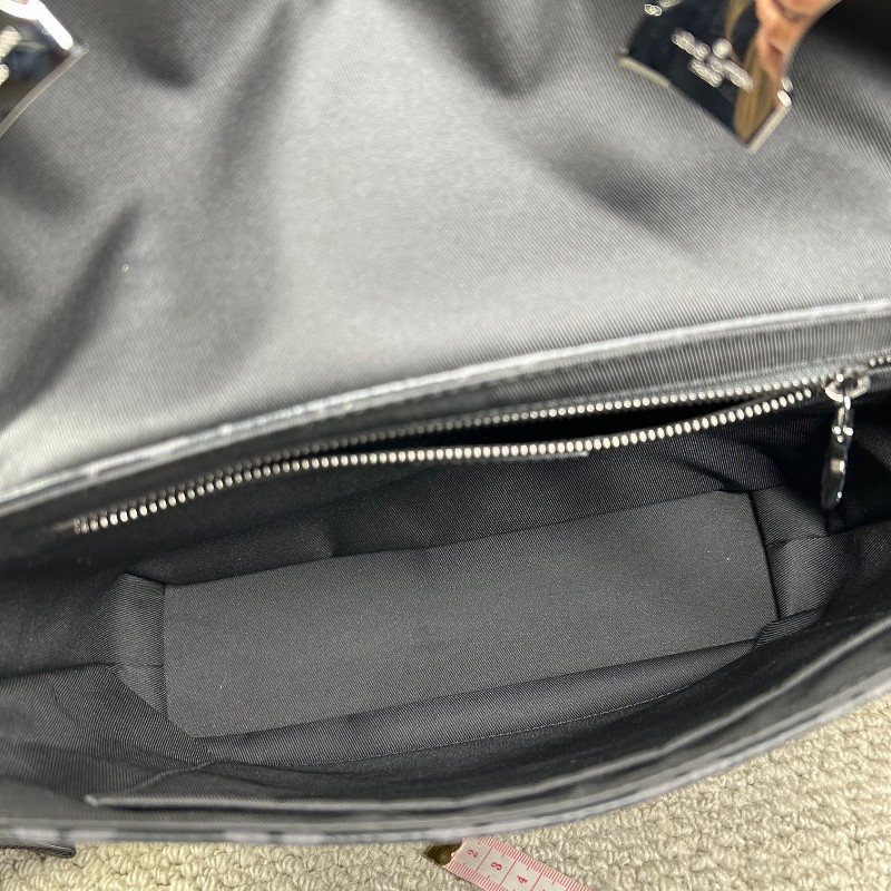 LV路易威登Voyager經典黑武士雙扣郵差包 低調卻又不普通 容量非常感人 肩帶可調節 可單肩可斜挎 商務休閒都合適-15